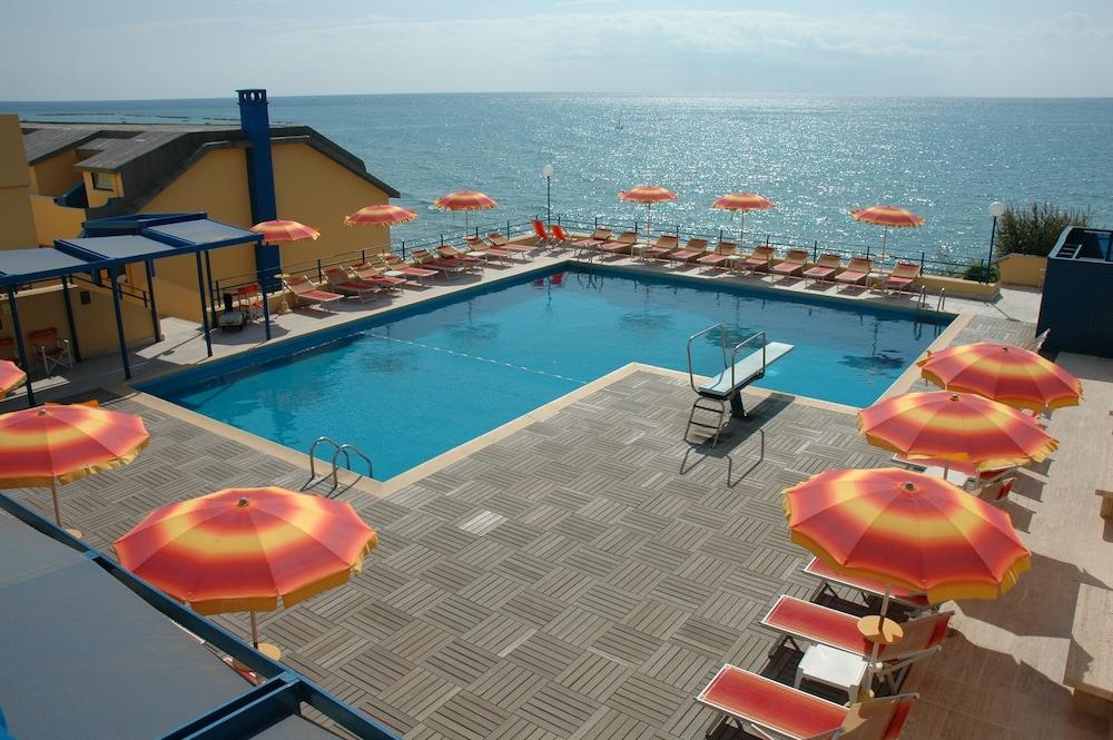 Grand Hotel Dei Cesari Anzio Esterno foto